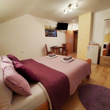 House Angie Hotel เยแซร์ตเซ ภายนอก รูปภาพ