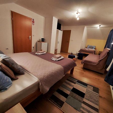 House Angie Hotel เยแซร์ตเซ ภายนอก รูปภาพ
