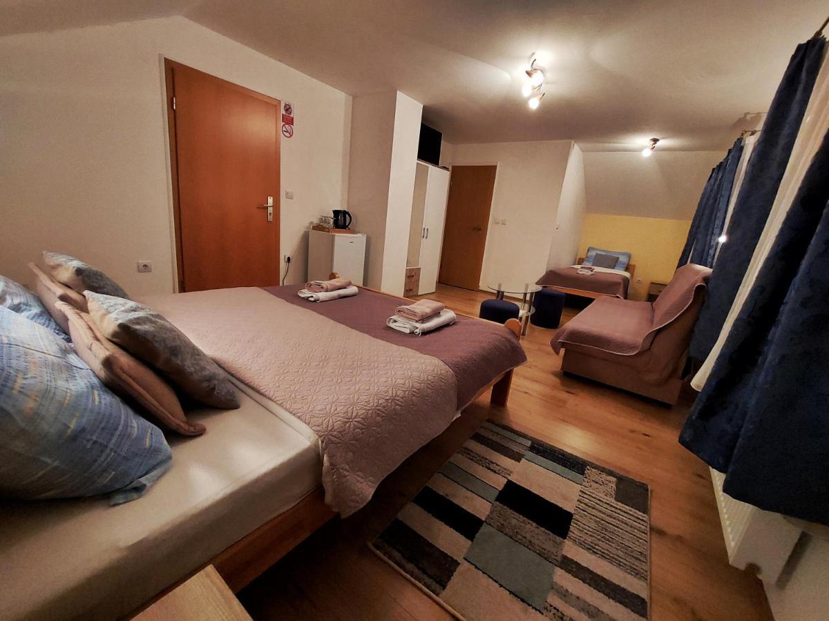 House Angie Hotel เยแซร์ตเซ ภายนอก รูปภาพ