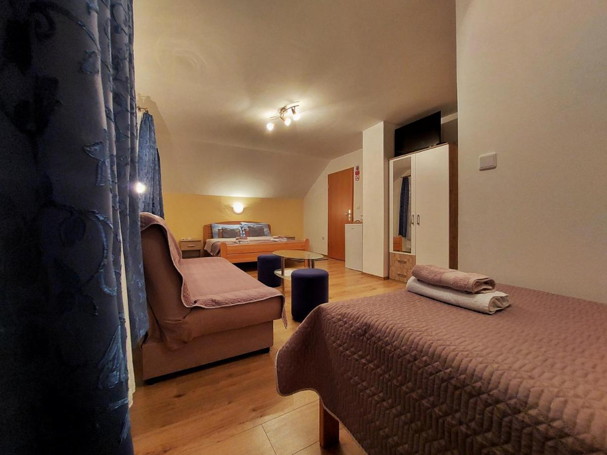 House Angie Hotel เยแซร์ตเซ ภายนอก รูปภาพ